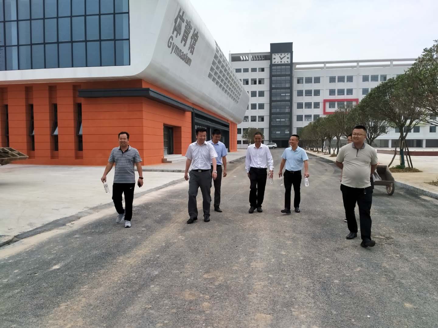 福泉市人民政府王桥顺副市长到堡子小学调研项目工程建设扫尾工作