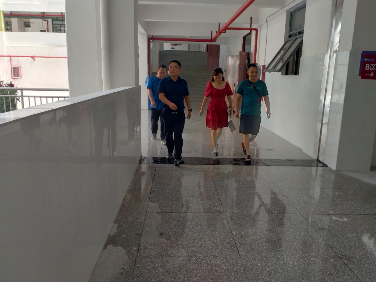 福泉市人民政府王桥顺副市长到堡子小学调研项目工程建设扫尾工作